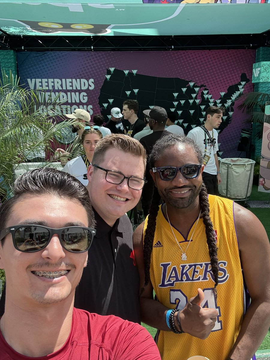 TuskSauce's tweet photo. Shout out the the 5555 crew! Great seeing you again! #VeeCon2024 #VeeCon #tusksauce #Tusk #LosAngeles @ajizzle22 https://t.co/lQPNPVNv8i