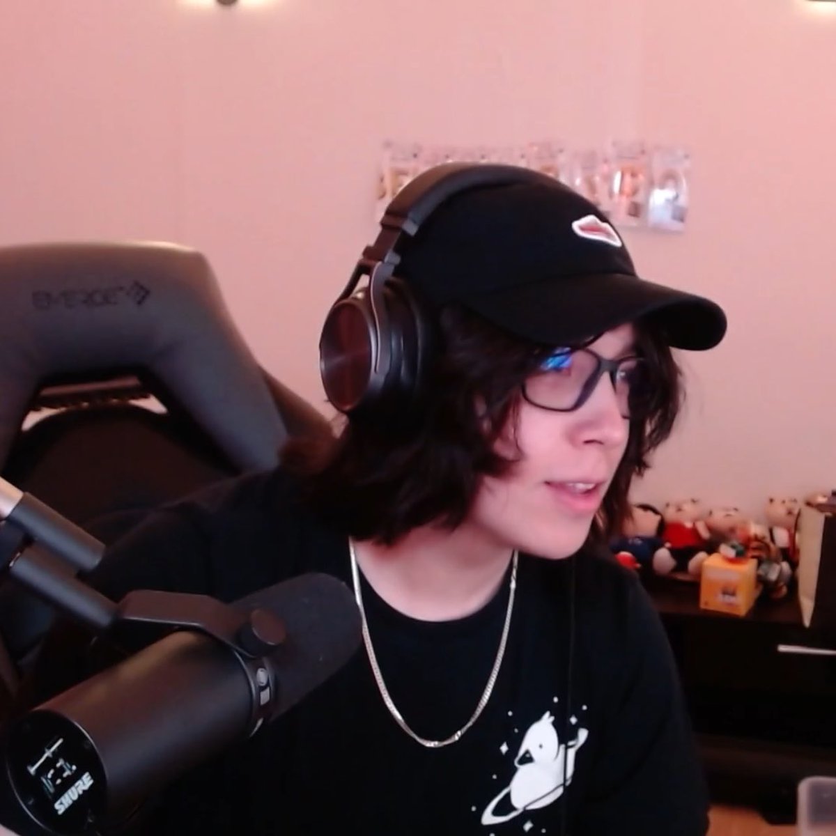 kissyquacks's tweet photo. the hat… the glasses… the chain… wearing all black.. HE LOOKS SO GOOD OMG https://t.co/VPmmtjb78D