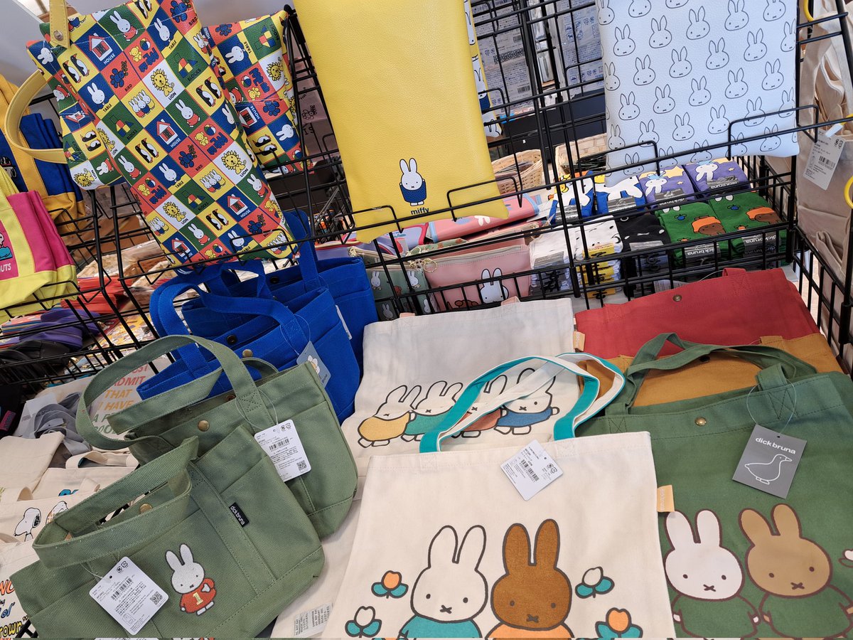 TSUTAYAhiroomot's tweet photo. #SMALLPLANET  POP-UP STORE開催中✨
「キャラクターグッズで世界中に幸せを」をモットーにしている #スモールプラネット のライフスタイル雑貨を期間限定で販売中🐰🥜
かわいい雑貨がたくさんありますので見に来てくださいね☺️
#TSUTAYA広面店 https://t.co/pFwtEHv5tM