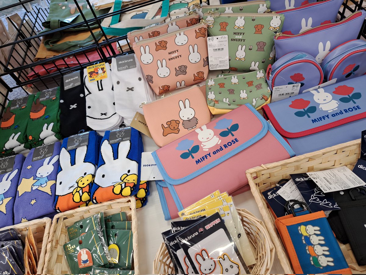 TSUTAYAhiroomot's tweet photo. #SMALLPLANET  POP-UP STORE開催中✨
「キャラクターグッズで世界中に幸せを」をモットーにしている #スモールプラネット のライフスタイル雑貨を期間限定で販売中🐰🥜
かわいい雑貨がたくさんありますので見に来てくださいね☺️
#TSUTAYA広面店 https://t.co/pFwtEHv5tM
