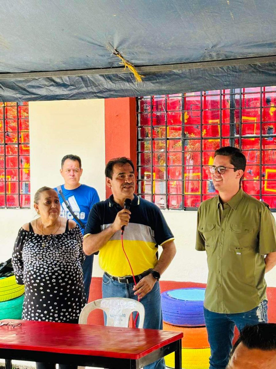 RafaFararoni's tweet photo. Se acaban las vacaciones 📚⌚️

Pasamos a saludar a los docentes de la Supervisión de Tebaev de San Andrés Tuxtla quienes se dieron un taquito 🌮 después de una semana intensiva de cursos👏 

¡Excelente fin de semana a todos!👋 https://t.co/esMzWI9pZx