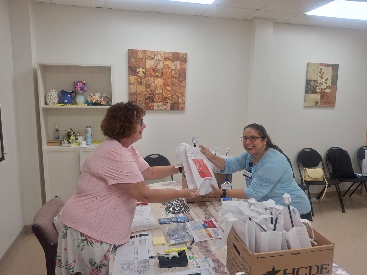 mmmjsaldivar's tweet image. Excited to look thru my packet I picked up from the @HoustonTX  @HoustonHealth Magnolia MSC for #H3ATMapping data collecting tomorrow. On the cool  @METROHouston rail &amp;amp; headed home. #NocarFriday
#extremeheat
#UrbanHeat
#PublicHealth