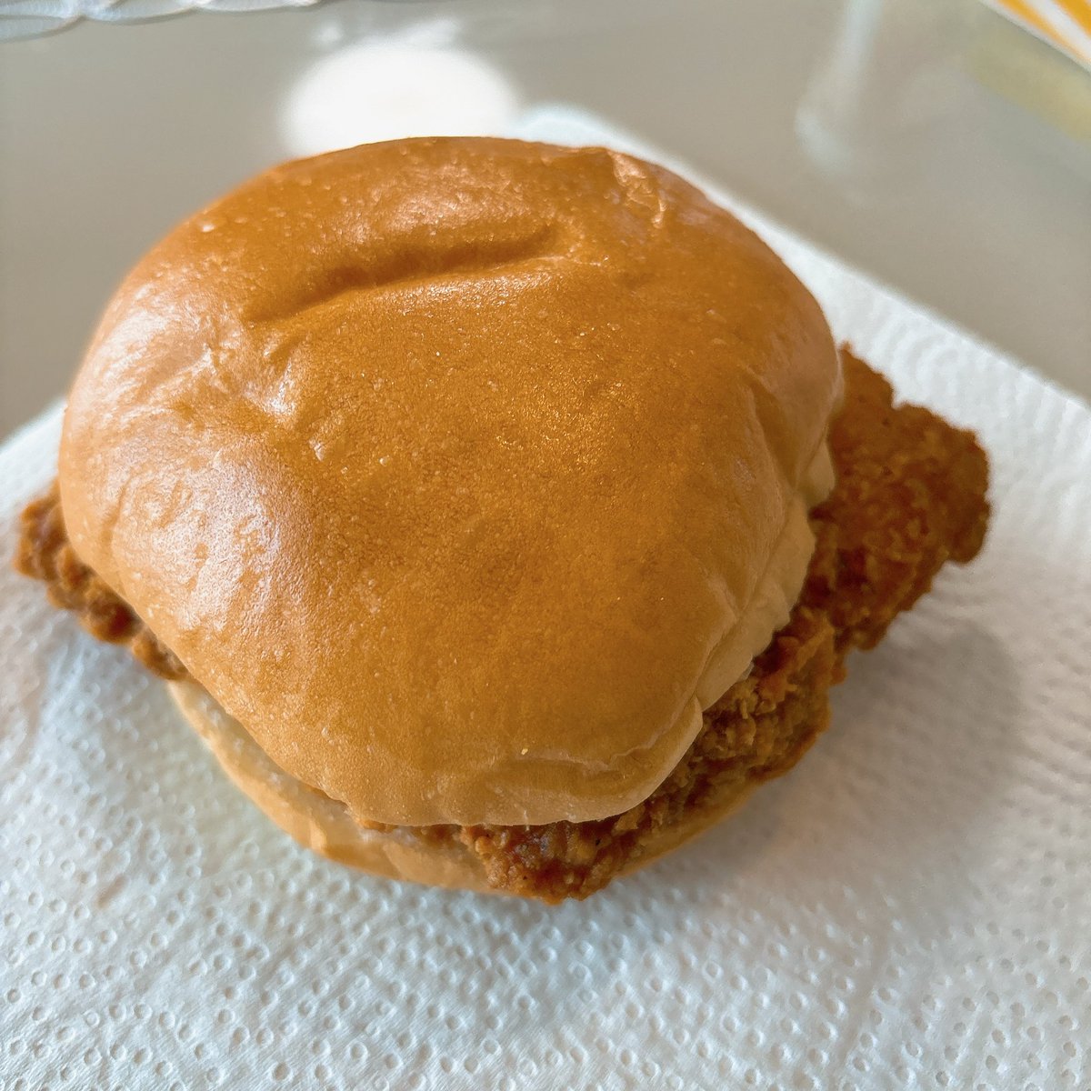 ファミチキ40%増量中。
チキンがバンスからはみ出てる笑
