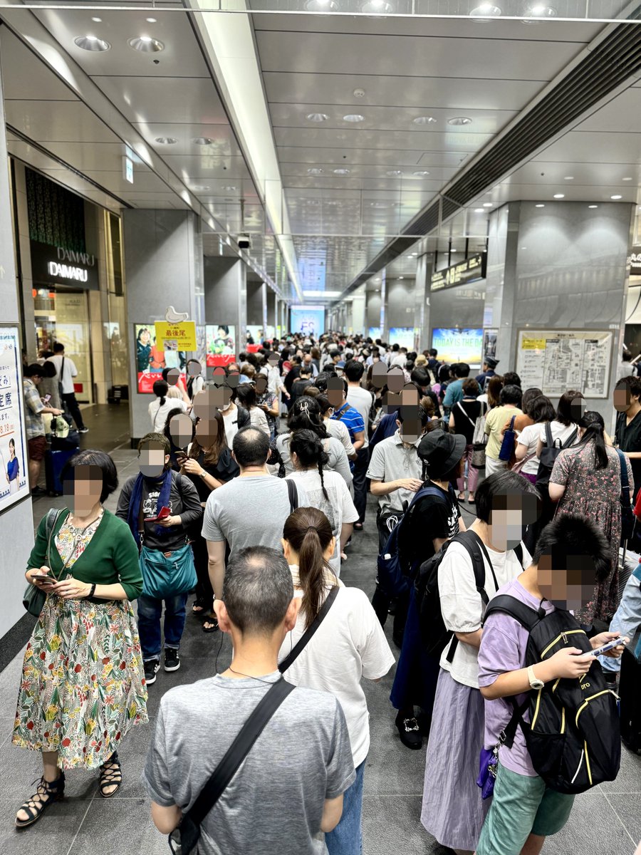 kokubucamera's tweet photo. 【速報】鳩サブレー130周年記念1枚入缶セット、
大丸東京店は待機列600人突破。(10:00現在)

まさかの6時間待ちで、
「列後方は買えない可能性あり」とアナウンス。

#鳩サブレー https://t.co/DyTaZXdi8l
