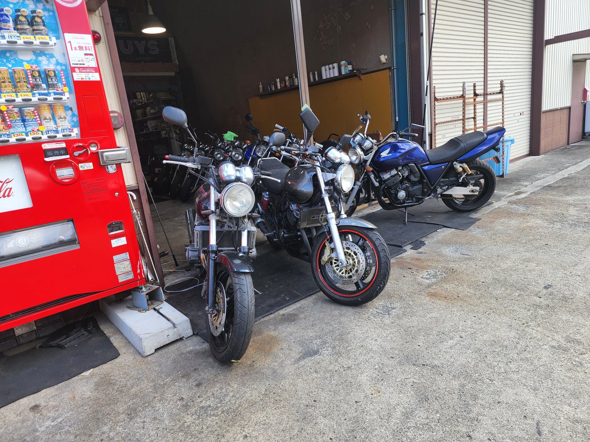 GUYSFactoryGAIA's tweet photo. 昨日はバッタバタで中々お店に入れなかったので、
片付け、洗車、試乗の順番でスタート✨

NC31も新たに3台入荷👋

今月は在庫数もかなり増えました😍
是非、見に来てくださいね😊

#CB400SF #NC31 #NC39 #GAIA #CB400SF売ります #NC31売ります #SF #SF売ります https://t.co/QL4D2WGdDk