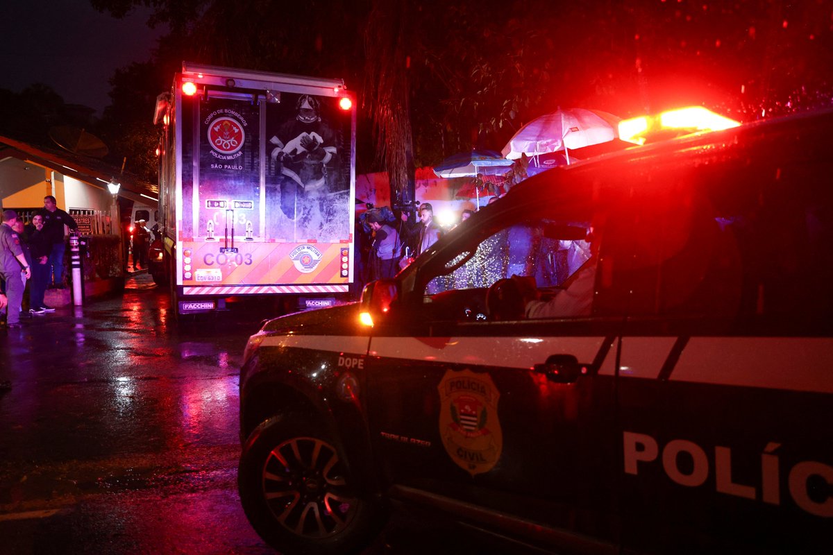 g1's tweet image. Tragédia em Vinhedo:  primeiros corpos são retirados do local da queda de avião; acompanhe a cobertura glo.bo/4dftqDT #g1