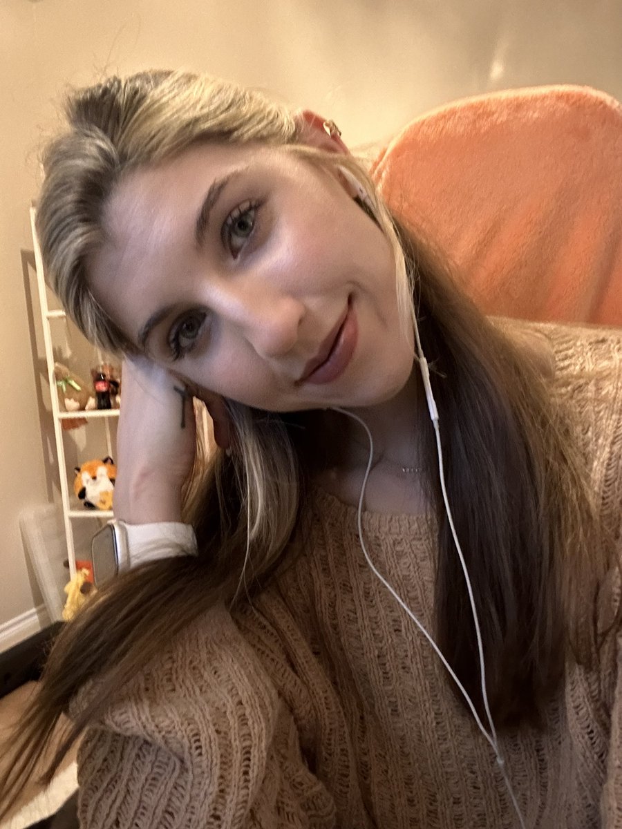 It’s Friday! Gaming &amp; chattin’ 😊Twitch.tv/frivvifox