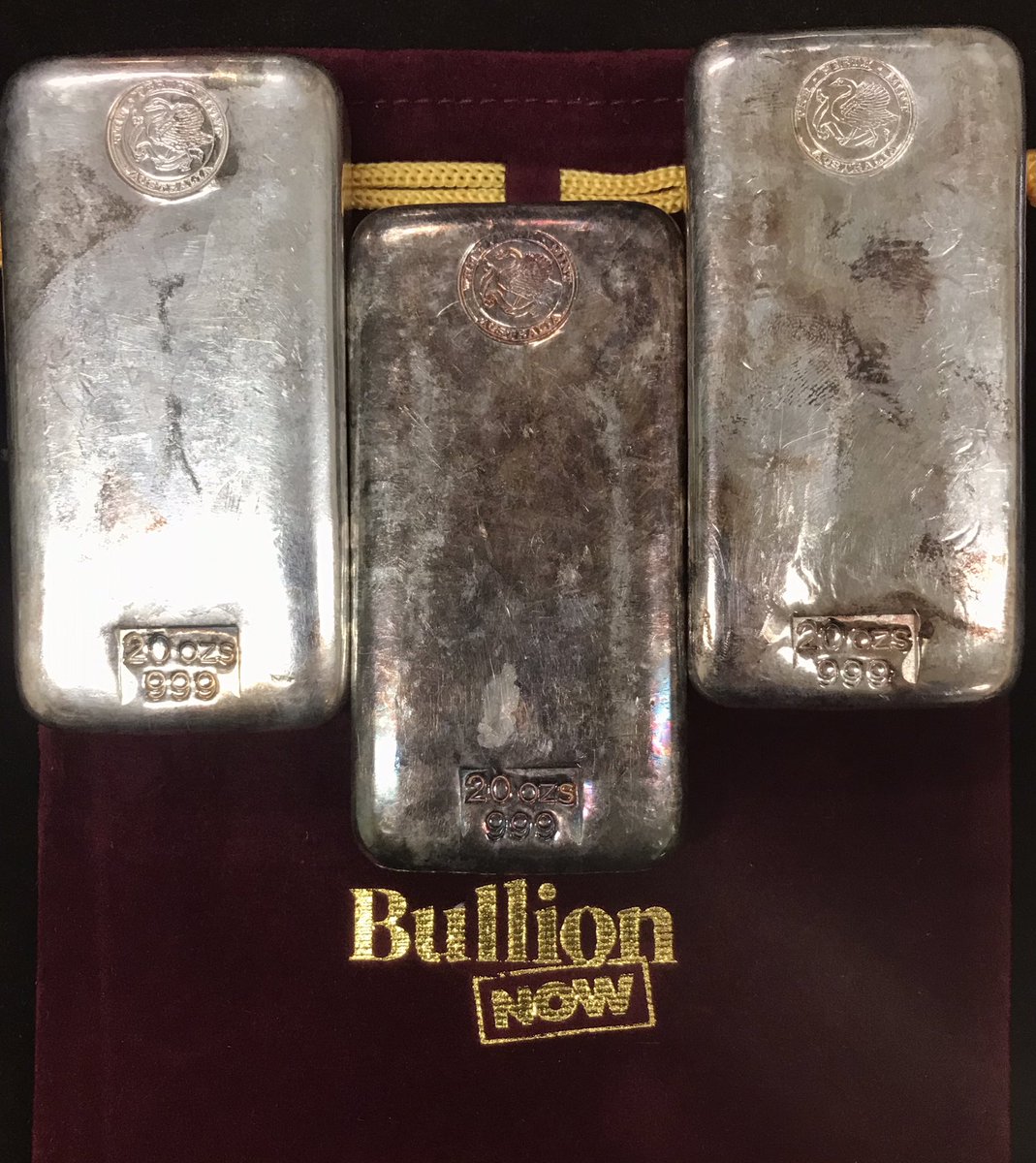 BullionNow's tweet image. #SilverSaturday A blast from the #Silver past with some vintage and discontinued #PerthMint #Ag Cast Bars in the 20 oz range! A few of these came in as BuyBacks with variances in toning &amp;amp; all featuring the old-style Left Facing Swan logo. #SilverSqueeze in Style! 😎