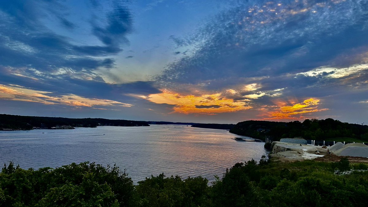 BaxtersLO's tweet photo. Describe tonight’s @FunLakeMO masterpiece in two words … and … go! @SharonRayWx @KOMUMatt @JessicaABC17 #MoWx #MidMoWx https://t.co/23CsCojBMd