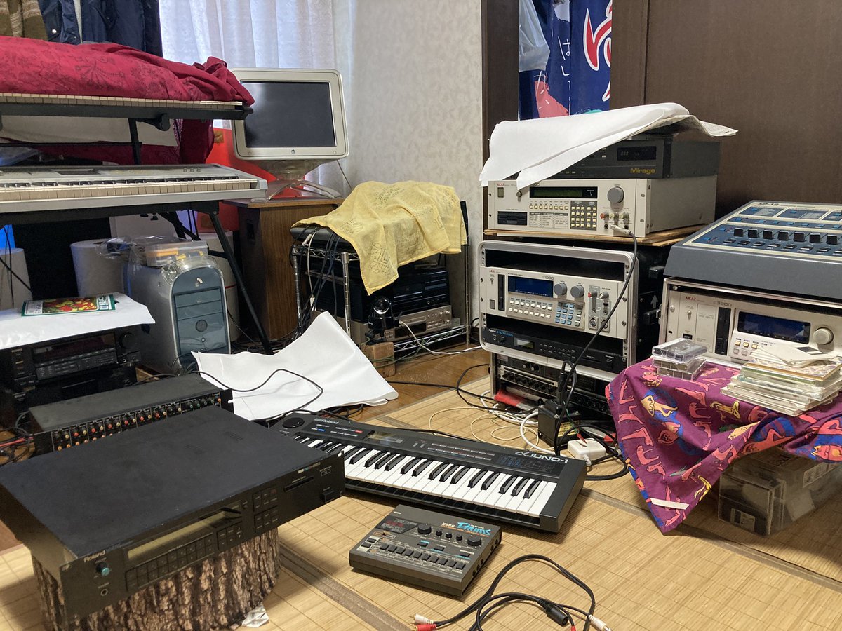 kuronekoCirno's tweet photo. オボンのセット選考中
ハ◯ドオフのジャンクコーナーみたいだなぁ
😼
オイラのJuno踏むなっ!
#roland
#korg
#ensoniq
#akaiprofessional
#emusystems https://t.co/IcX29qgwUl