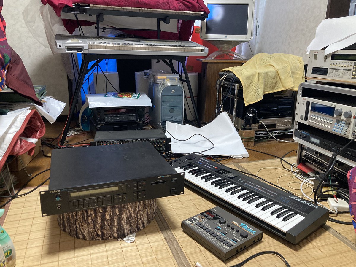 kuronekoCirno's tweet photo. オボンのセット選考中
ハ◯ドオフのジャンクコーナーみたいだなぁ
😼
オイラのJuno踏むなっ!
#roland
#korg
#ensoniq
#akaiprofessional
#emusystems https://t.co/IcX29qgwUl