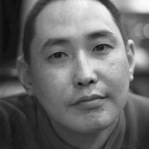 ✍️П.Бадрал: Шиндлер байдаг бүхнээ зарж үрж баахан хүнийг аварлаа гээд эго нь баясаж суухад нөгөө амь хэлтрэгсэд нь ач талархал санаж нэг бөгж хийгээд "Ганц хүнийг аврах бүх ертөнцийг аврахтай тэнцүү буян" гэсэн тоор судрын үгийг сийлээд өргөдөг. Тэр бараг гэгээрлийн агшин. 🙏🙏🙏