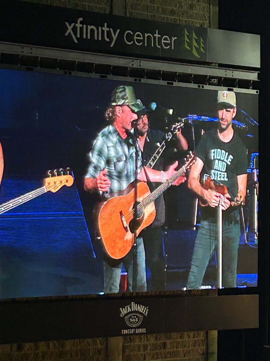 CoachD_EB's tweet image. Dierks Bentley #xfinity center