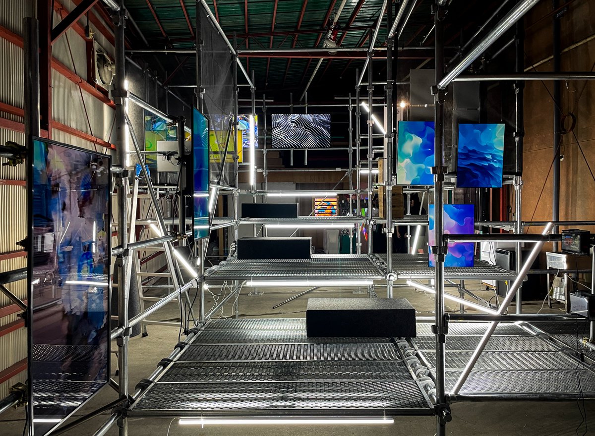 I went to the dialog() exhibition. Our works can be displayed anywhere and in any way. That's why I think it's more important to think about where and how to display them. This is one answer. The combination of rough steel pipes and delicate works is decadent, but it also reminds