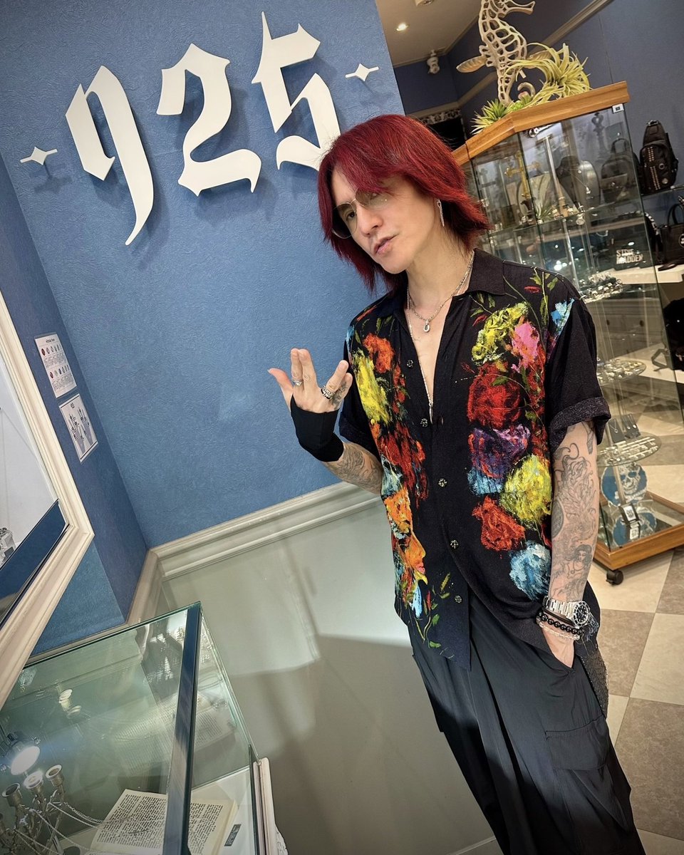 925hiroshima's tweet photo. @SUGIZOofficial さん、昨日はライブ前にも関わらずお越し頂きありがとうございました❗️
今回も素敵なアクセサリーのお手伝いさせて頂きました♩

それでは、私たちも今日はLUNASEAライブ楽しませて頂きますので、16時閉店です！🎸⚡️
よろしくお願いします！^^
#SUGIZO #LUNASEA #925hiroshima https://t.co/bVTo85VAVV
