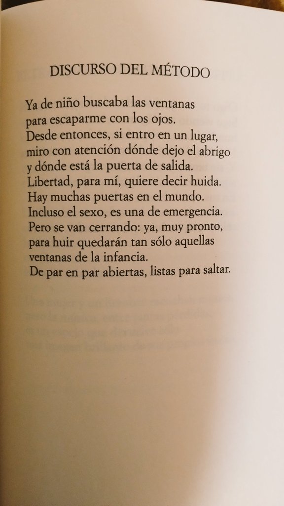 Este poema de Joan Margarit es y será siempre de mis preferidos.
Alguien dijo que la poesía sirve para introducir en la soledad de las personas algún cambio que proporcione un mayor orden interior frente al caos y desorden continuado de la vida.
Pues, en eso Margarit es experto