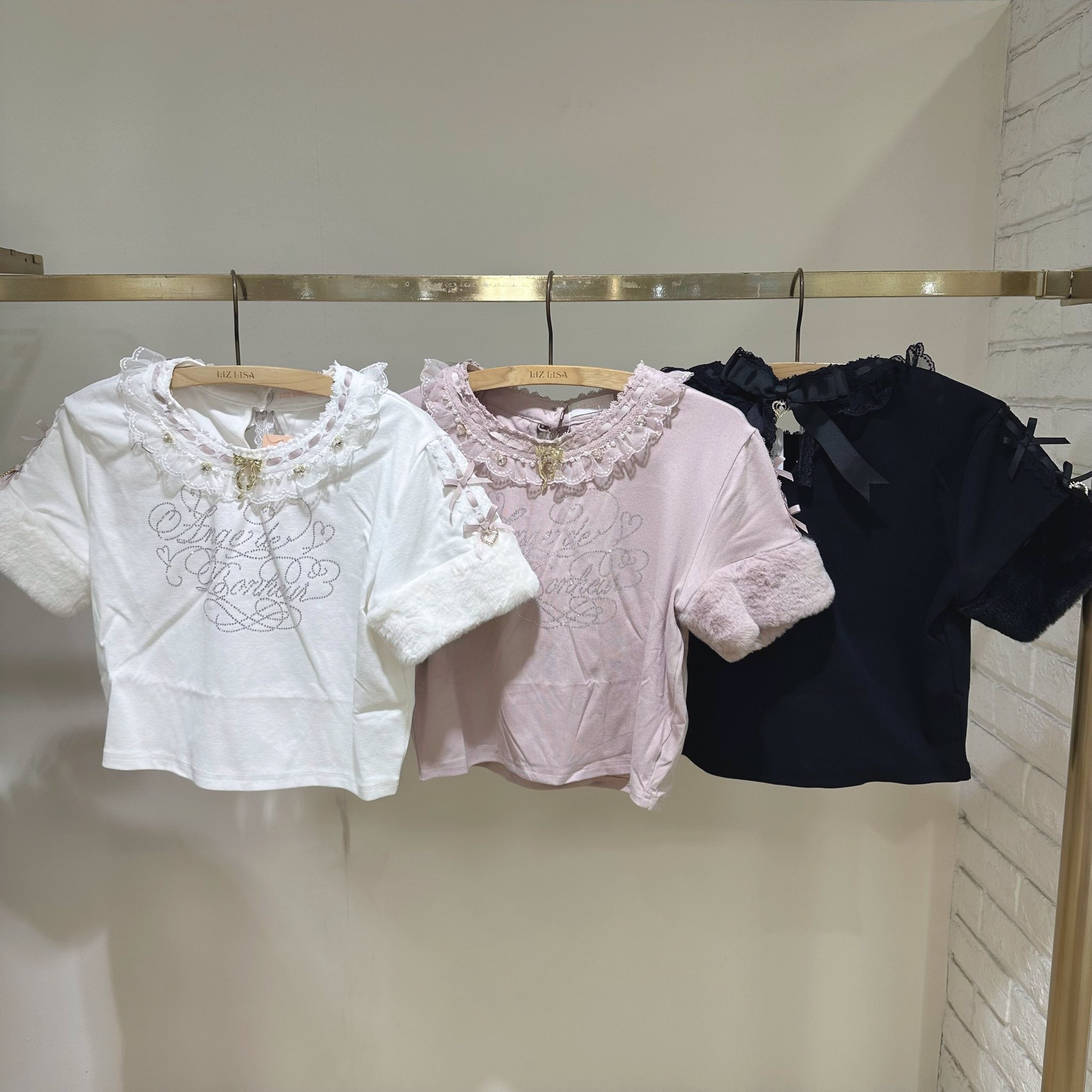 LIZLISA ファースリーブラインストーンロゴトップス ファースリーブラインストーンロゴトップス ｜ LIZ LISA