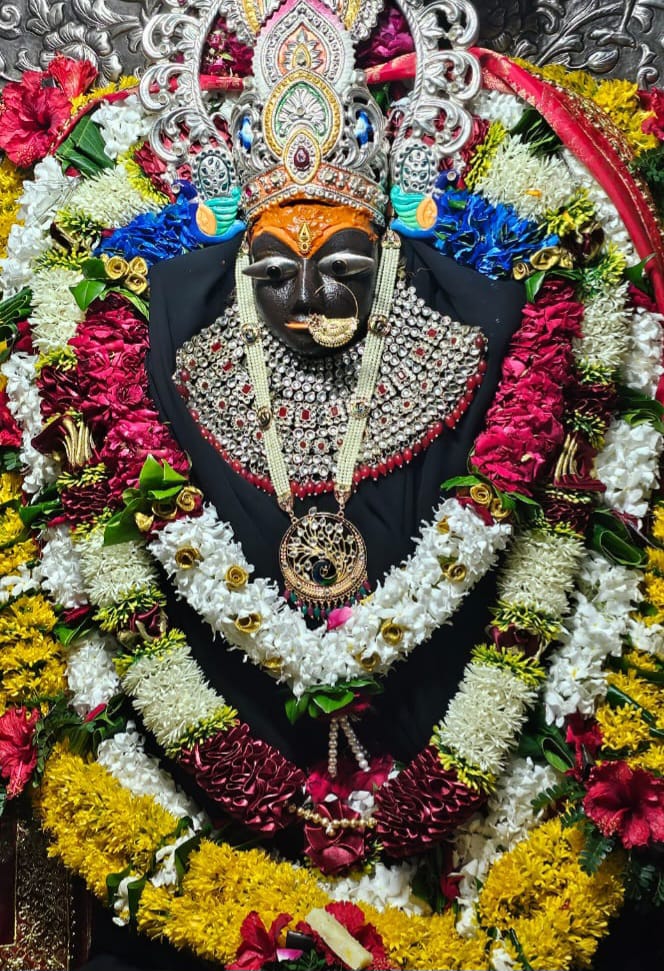 जय_मां_शारदा 🚩🚩🚩
 मैहर त्रिकूट पर्वत में विराजमान शक्तिस्वरूपा जगत जननी माँ #शारदा माता जी के प्रातः कालीन दिव्य श्रृंगार आरती दर्शन....