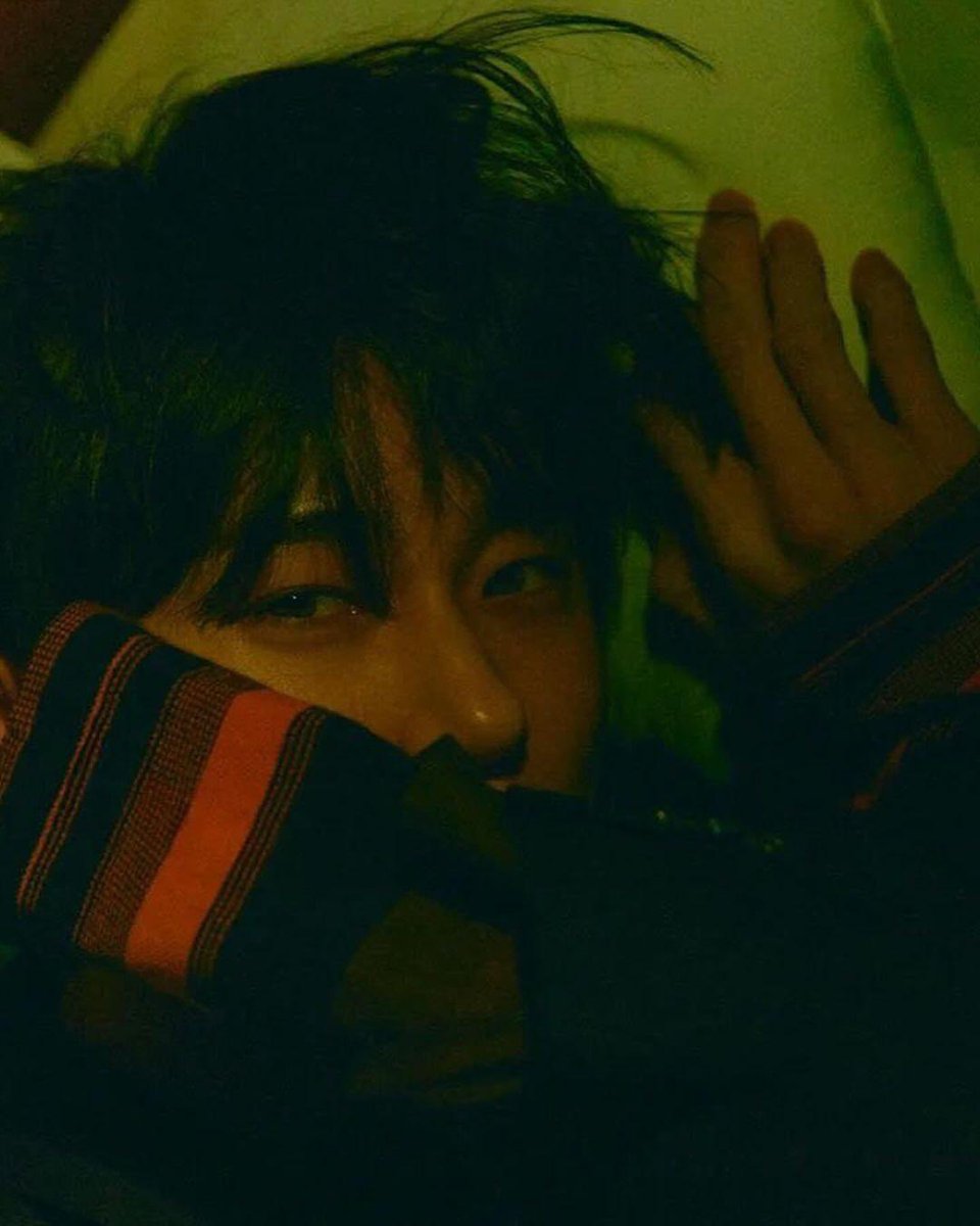 jellywooseok's tweet photo. 눈빛이 어쩜 그래요? 
변우석 눈빛 에서 빠져 나올수가 없잖아요 https://t.co/r2ZPirDRAk