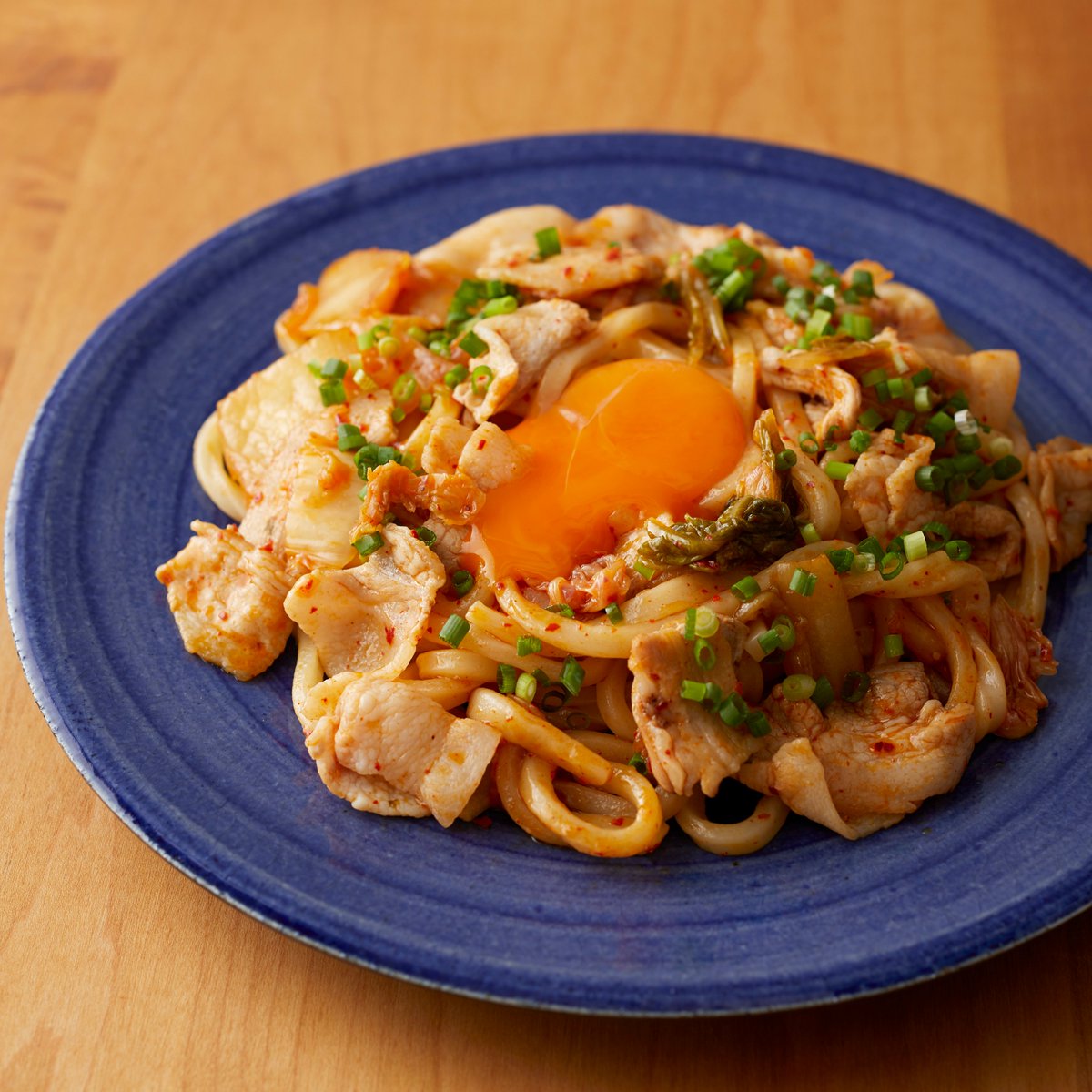 cheap_yummy's tweet photo. 味付け「麺つゆのみ」でなんやこの旨さ！！！ 

 【豚キムチ焼きうどん】  

豚バラ70gとキムチ50gを炒めてうどんと麺つゆ大さじ1をぶちこんで完成！  

豚肉とキムチのコクに麺つゆの旨味が加わってめっちゃ旨いです。 https://t.co/wnKxeAqCwa