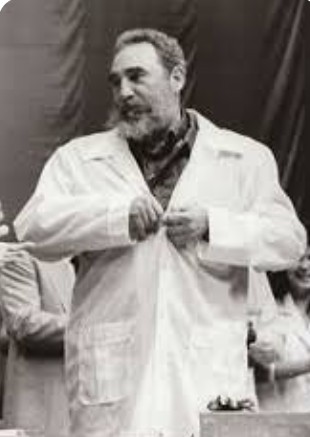 Hace 25 años, #FidelPorSiempre dijo: "Imagínense esos miles de jóvenes estudiantes, formados en determinados conceptos de la medicina, (...): se convierten en una piedra sólida de los cimientos de la integración de nuestros pueblos".
¡Cuánta razón!