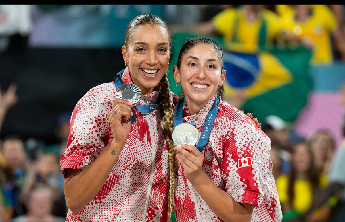 🇨🇱🇨🇦 La chileno canadiense Melissa Humana-Paredes (derecha), y Brandie Wilkerson se llevan medallas de plata después de la final de voleibol de playa en los Juegos Olímpicos de Verano, el sábado 10 de agosto de 2024 en París.
