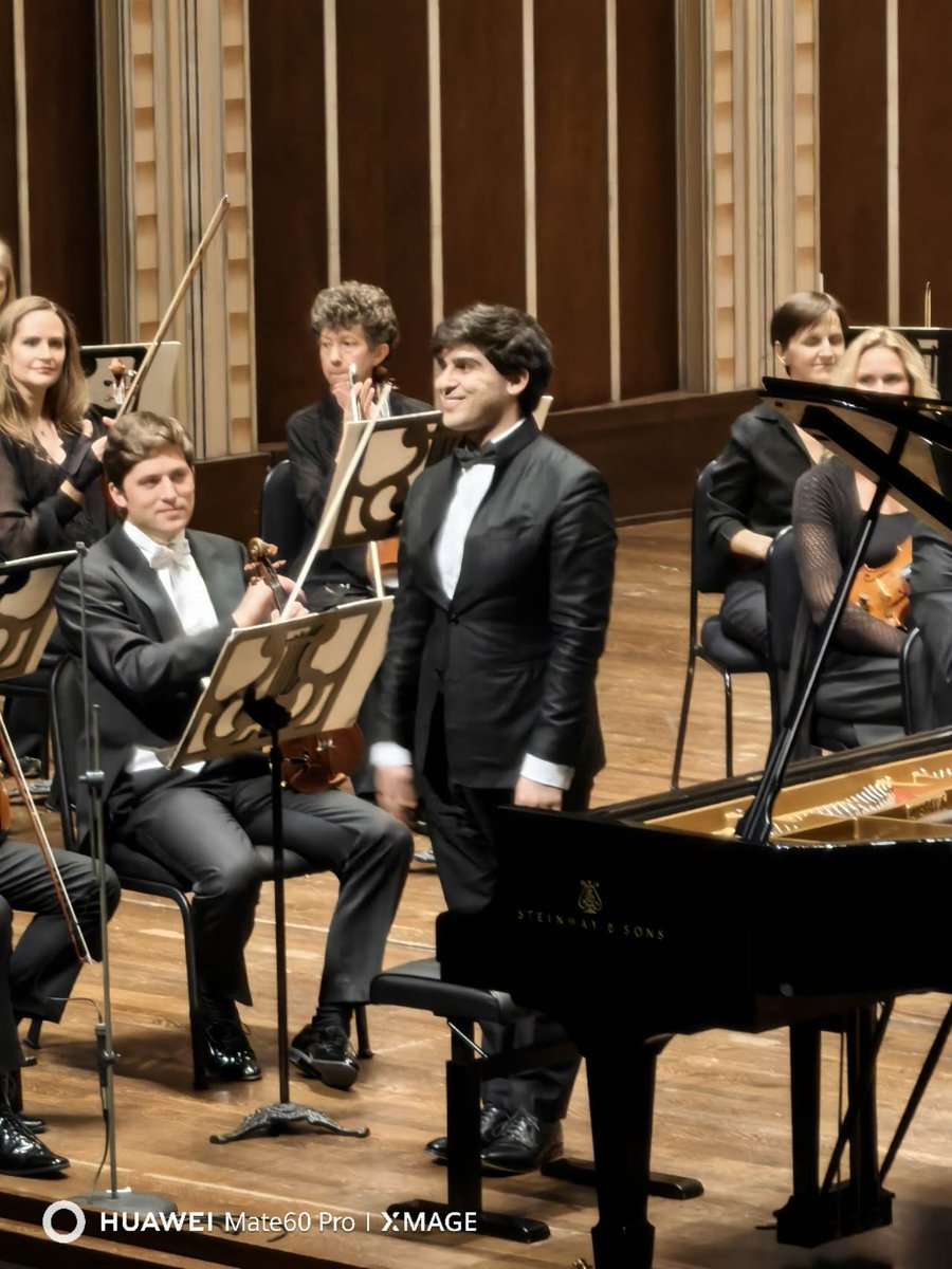 CGChenLiNY's tweet photo. Thrilled to attend the Final Concerto Round of @ClevelandPiano with @CleveOrchestra! Wonderful to connect with friends and celebrate 50 years of musical excellence at #CIPC2024! Congrats to all contestants. Fingers crossed for Zijian Wei from China tomorrow night. https://t.co/XG5BO1avcE
