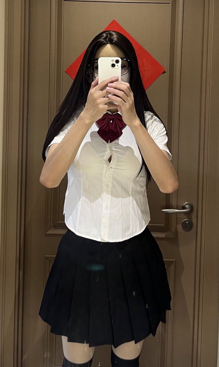 这一套怎么样？衬衣有点小，要被撑开了，尴尬😅