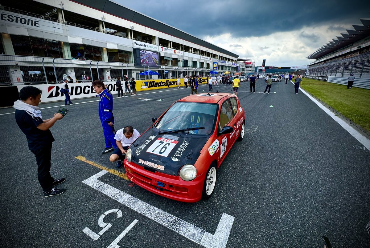 ipponsugi_01's tweet photo. K4GP 5時間耐久 まもなくスタートです(^^) #k4gp https://t.co/waFSpofFvK