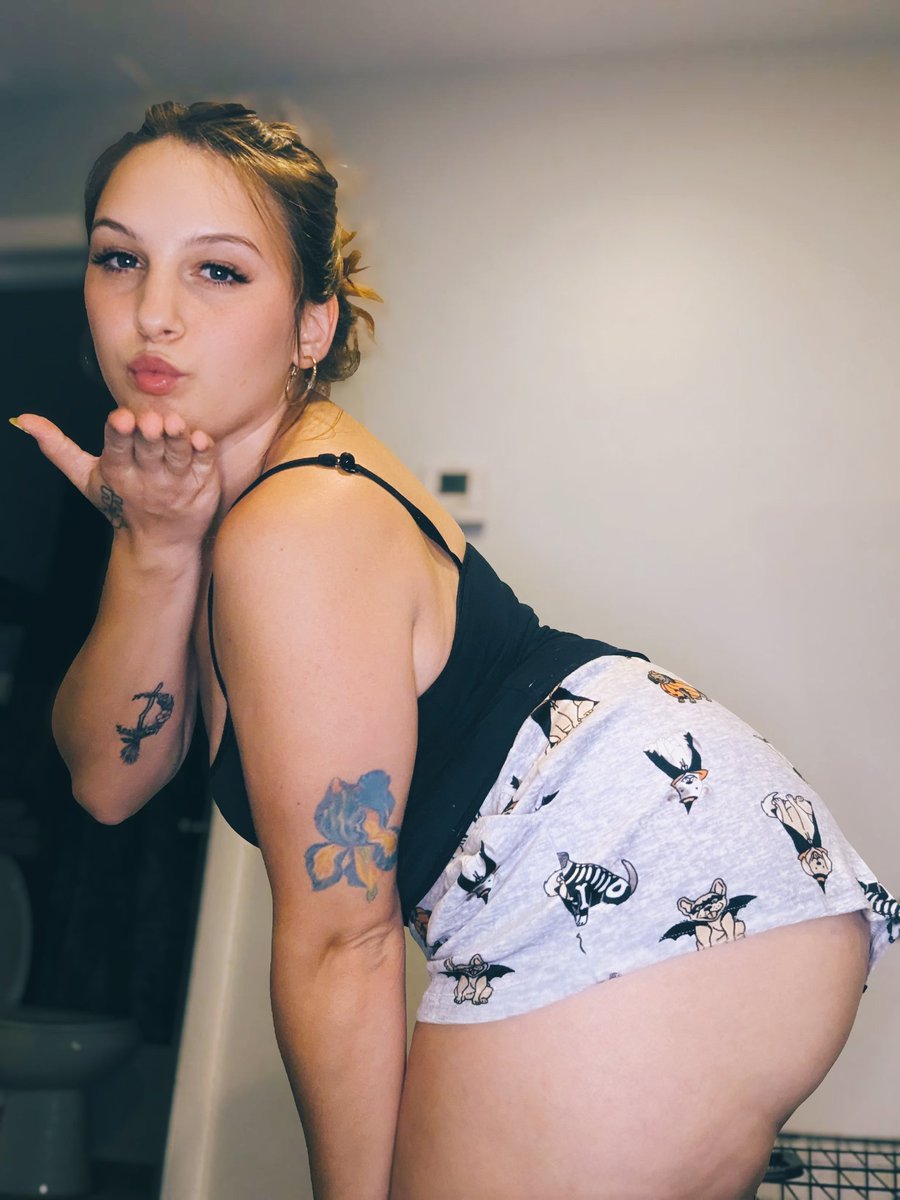 TheDanniBlue's tweet photo. Who else is ready for spooky season??
Kisses 💋 https://t.co/4jIdMptk0J