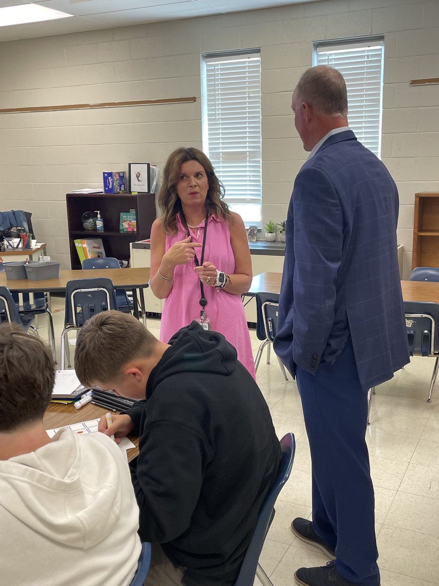 PrinFraz23's tweet photo. Great visit from our fearless leader today! Nice way to end the week. @RawlinsonRoadMS @RockHillSchools #ChangeStartsWithME https://t.co/csCIZGV9aV