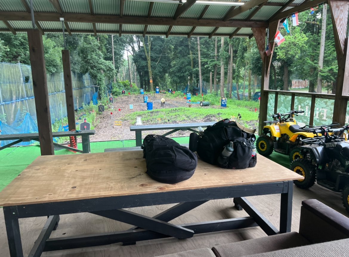 mashiwaka1's tweet photo. 先日、チームのメンバーとシューティングレンジへ。20、30、40mと時間をかけて調整していきます。気温が高いので、ガスブロの調子も良く。トークを楽しみながら、今後の方針を考えたり、コーヒーを飲んだり。こんなエアソフトの楽しみ方もいいなーと。マッタリとレンジデー。^_^
#CIMAX
#エアソフト https://t.co/Q2KBJ0NXpi