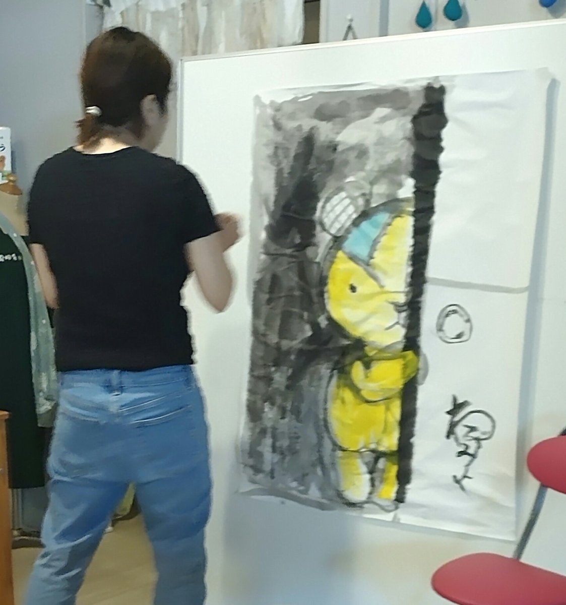 埼玉県志木にある #夏楓舎 さんで絵本作家 #わびみよ さんの原画展開催中です✨

御本人によるライブペイント始まってます💖💕

おしいれのくまおとお野菜似顔絵✨ステキです✨ 