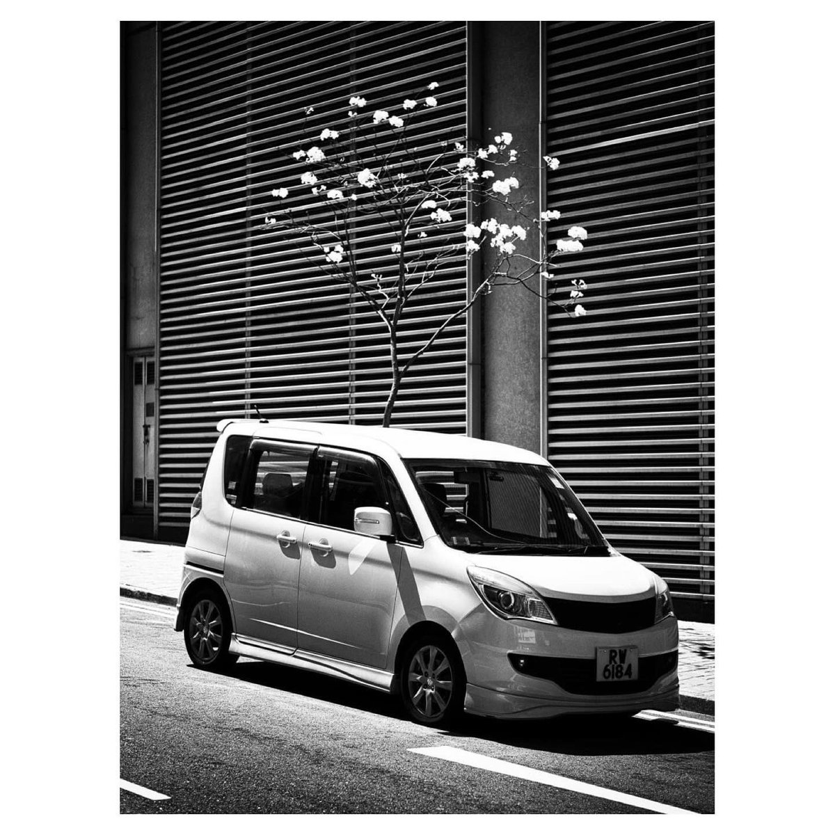 hkmasquerade's tweet photo. 2）

With my near-daily shooting habits, I’ve amassed an extensive photo collection over the years. While I had many horizontal shots in that collection, my first book ”Sparks“ in 2015 was a compilation of vertical black and white images, expressing my curiosity about the world through that particular photographic style. I made the decision not to reprint it once it sells out.