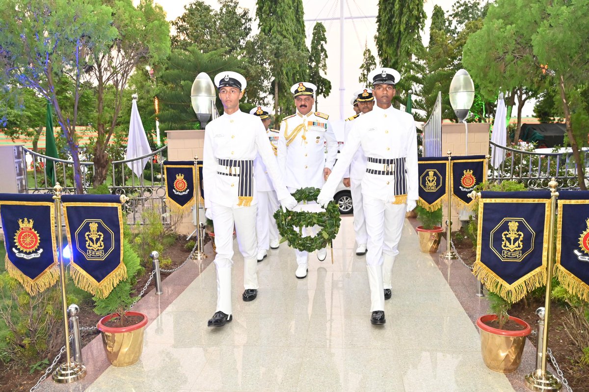 IN_Chilka's tweet photo. Honouring the extraordinary #courage and #sacrifice of our #bravehearts, Adm Dinesh K Tripathi, PVSM, AVSM, NM #CNS in a solemn ceremony laid wreath and paid homage at Chilka War Memorial prior reviewing POP of 4th batch of #Agniveers on #09Aug 24.
#IndianNavy https://t.co/kLbTOd8MIm