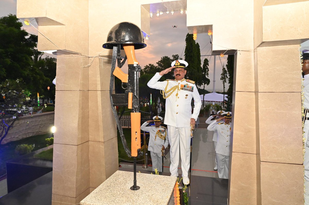 IN_Chilka's tweet photo. Honouring the extraordinary #courage and #sacrifice of our #bravehearts, Adm Dinesh K Tripathi, PVSM, AVSM, NM #CNS in a solemn ceremony laid wreath and paid homage at Chilka War Memorial prior reviewing POP of 4th batch of #Agniveers on #09Aug 24.
#IndianNavy https://t.co/kLbTOd8MIm