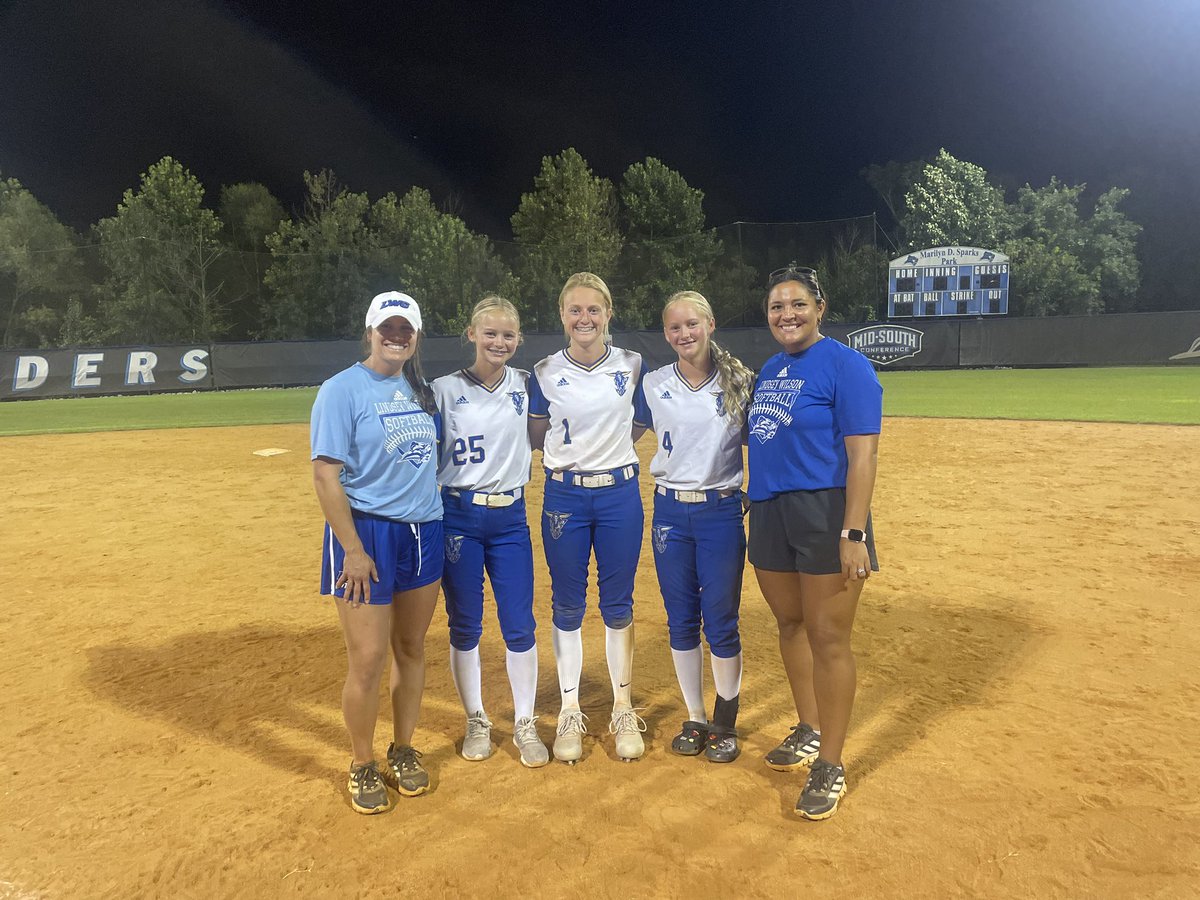 LydiaJones07's tweet photo. Thank you @LWCSoftball for a great camp tonight! I learned a lot and plan on coming back soon, go Blue Raiders! @callumpilgrim_ @bellesharber https://t.co/cA2NjObIly