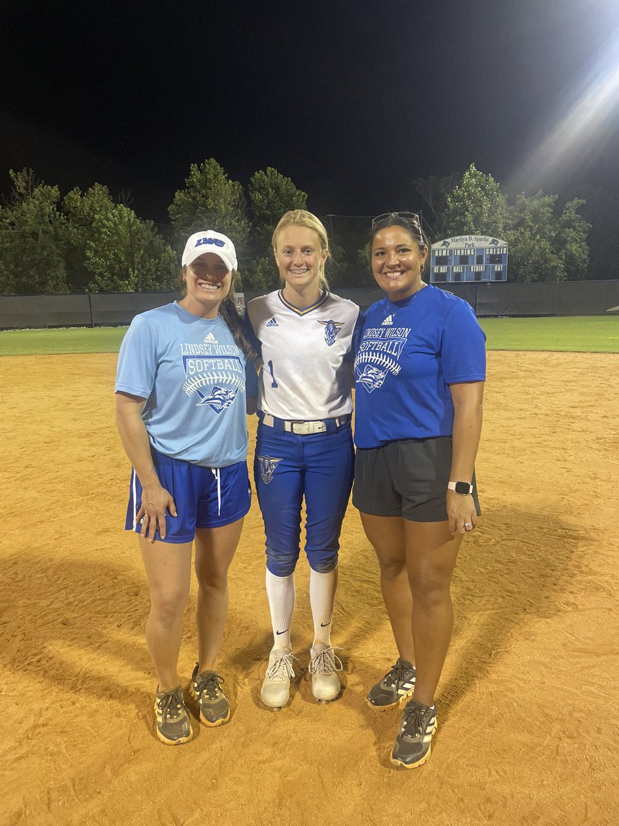 LydiaJones07's tweet photo. Thank you @LWCSoftball for a great camp tonight! I learned a lot and plan on coming back soon, go Blue Raiders! @callumpilgrim_ @bellesharber https://t.co/cA2NjObIly