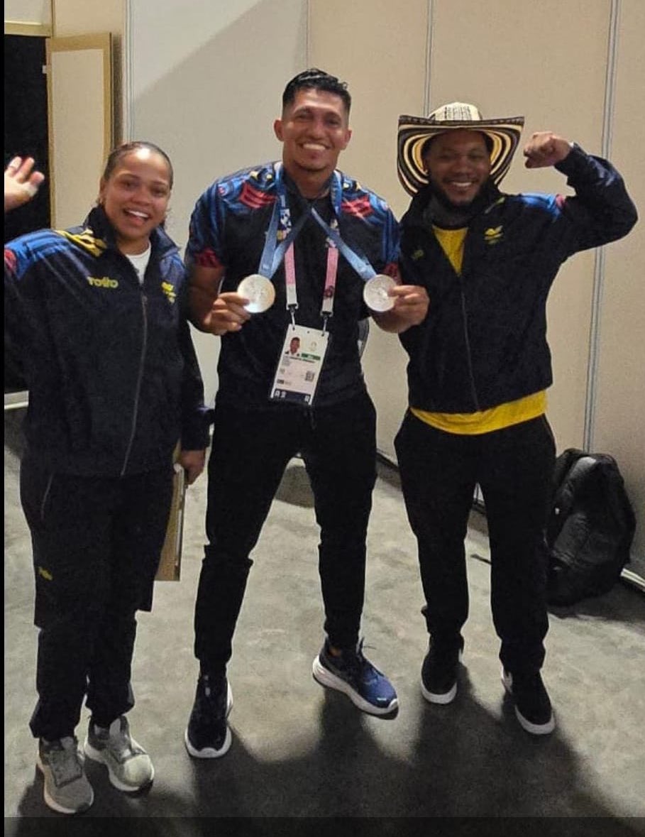 danilohernandez's tweet photo. Felicitamos al entrenador Luis Arrieta, egresado de Licenciatura en Educación Física, por las dos medallas de plata en @juegosolimpicos con los deportistas Yeison López y Mari Leivis, en levantamiento de pesas. ¡Orgullo uniatlanticense! @udeatlantico. https://t.co/bTHQdgneU0