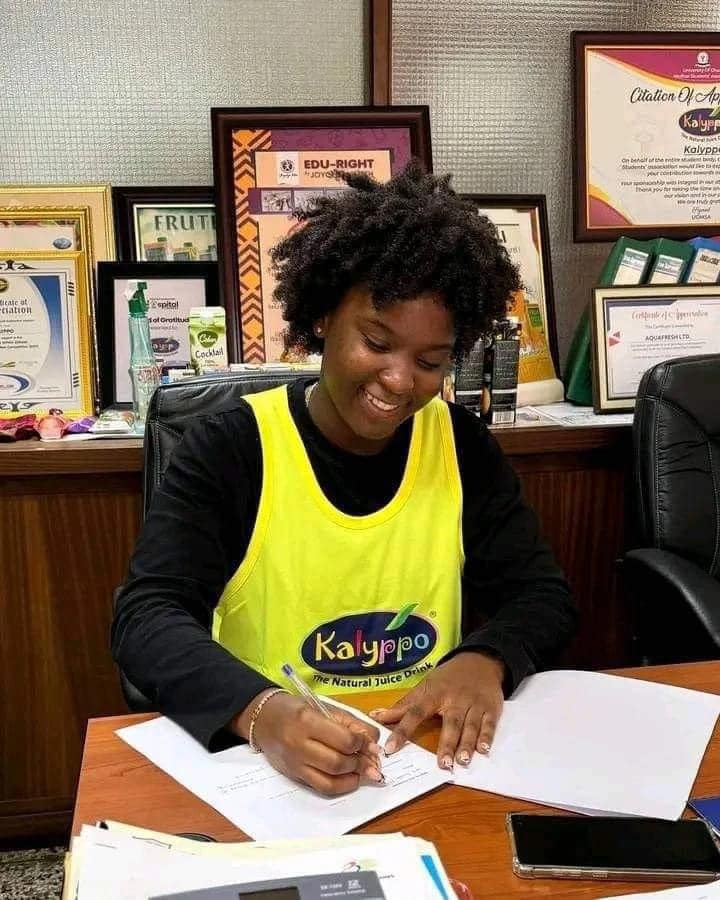 GFamousmedia's tweet photo. #Congratulations  to #Ghanaian dancer @Afronitaaa1  n reaching a new milestone!
She has just signed an ambassadorial deal with @BeverageCompany  @KalyppoJuice.
Influence is definitely paying off.
#loishype
#Ghfamousmedia #starship #ladypower https://t.co/UuG2KnWOg1