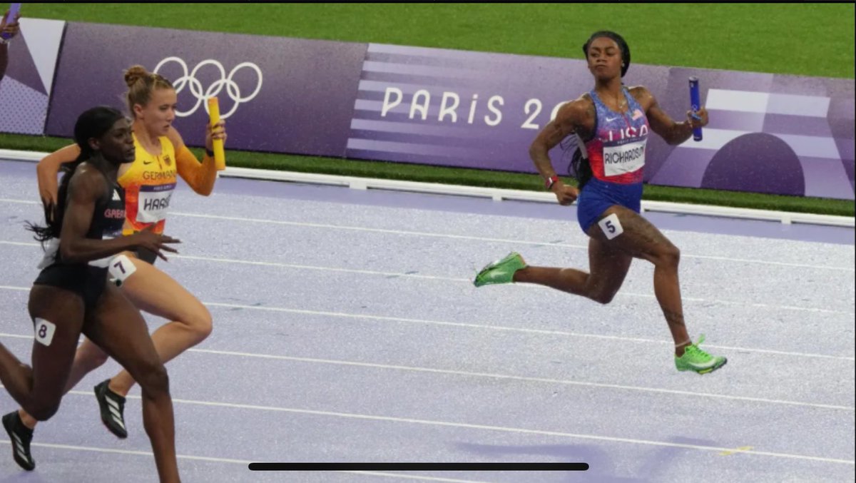 RogerLKay's tweet photo. The “See Ya” look from @itsshacarri as she blows past the others is one of the best moments in this Olympiad!#Paris2024 #ParisOlympics2024 #trackandfield #ShaCarriRichardson #4x100m #GOLD https://t.co/InWareU5T0