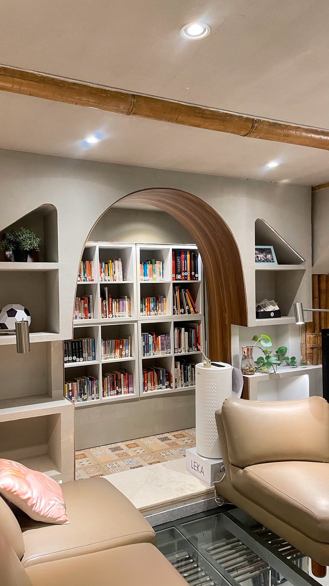 sintiaastarina's tweet photo. Perpustakaan rumahan impian. Asik banget buat santai-santai, bengong-bengong, atau me-time sambil ngagumin cakepnya arsitektur bangunan ini.

📍 Omah Library, Tangerang https://t.co/AiVXsINywI