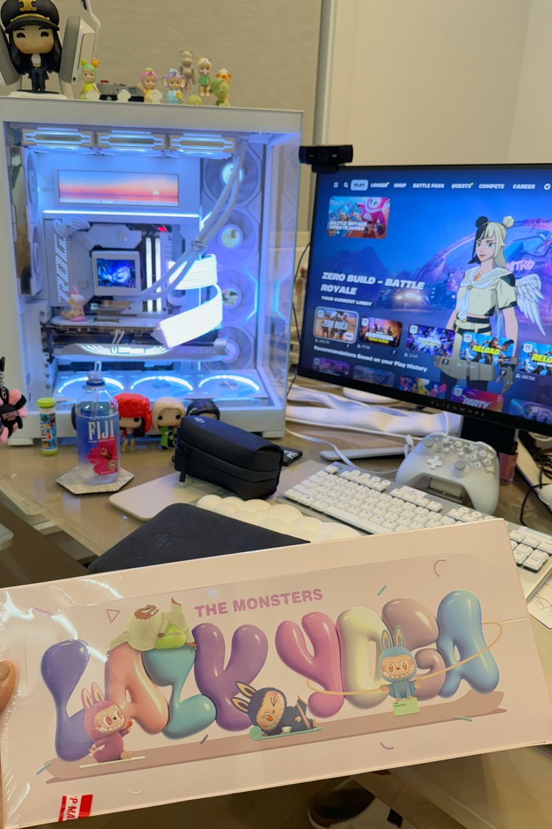 lalalooch's tweet image. Hay LALISA. What have you done. 

@POPMARTGlobal @popmart_us #labubucollection #labubulazyyoga