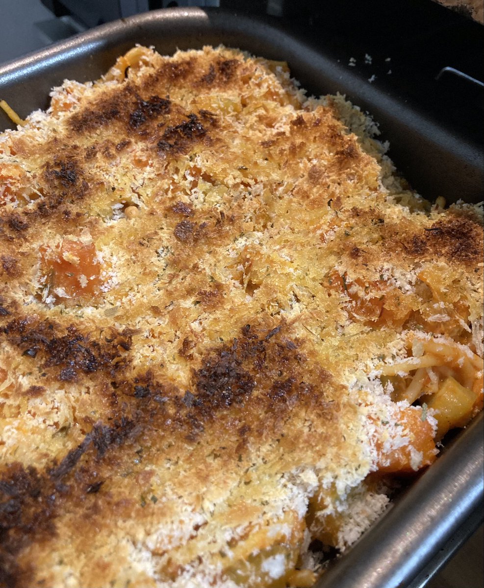 暇なので、魚焼きグリルでトマトチキンパスタのチーズパン粉焼きを作ってみた。前日の残りのトマトチキン煮パスタにバジルとパルメザンチーズ入りのパン粉とオリーブ油をかけて焼きました。