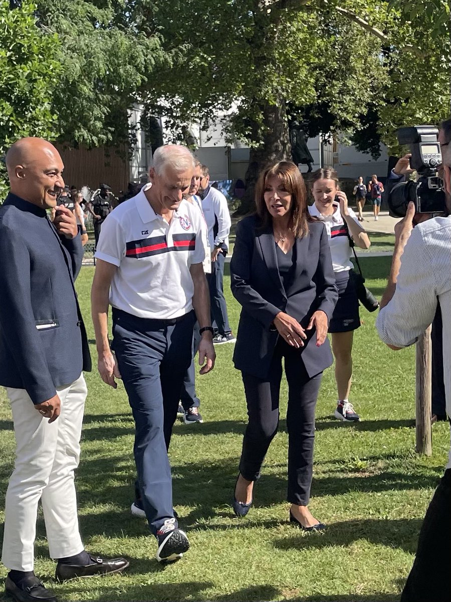 PRland's tweet image. En la croisant à l’instant devant le Grand Palais, j’ai eu très envie de dire merci à Anne Hidalgo qui a été parmi les premières à se battre pour que les #JeuxOlympiques existent à Paris. Je n’ai pas oublié, les médias un peu quand même. #Paris2024