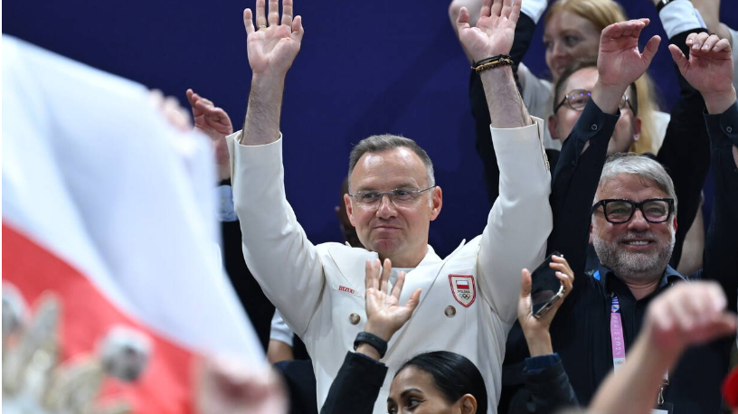 MagdaGibbson's tweet photo. Jak nieoficjalnie ustaliła PAP, Duda udaje się do Paryża, gdzie o godz. 13 będzie kibicował polskim siatkarzom w finałowym meczu na Igrzyskach Olimpijskich🤨.
O godz. 16 ma spotkać się z brązową medalistką Natalią Kaczmarek w domu Polskim, a o godz. 18-z siatkarzami. https://t.co/wsghPIpsuh