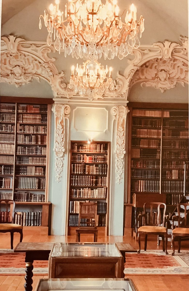 MartinPaus's tweet photo. Schitterend om te zien is de zeer rijk versierde bibliotheek in rococostijl van #Rolduc die meer dan zevenduizend banden bevat. https://t.co/VIyKSAZPNg