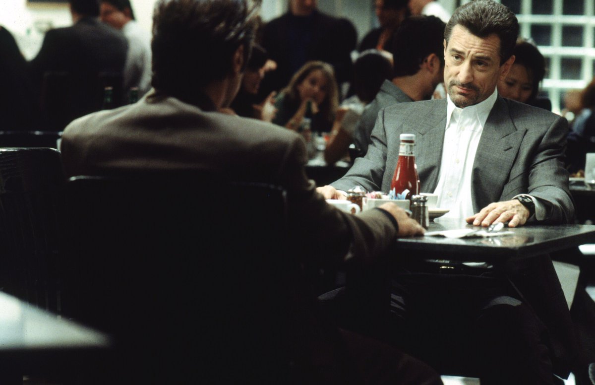 20thcenturyjp's tweet image. #HappyBirthday🎂

今日（8/17）は
#ロバートデニーロ の誕生日🎉

２度のアカデミー賞Ⓡに輝く名優が
クールな&quot;犯罪のプロ&quot;を演じたのが
骨太アクションの傑作『#ヒート』🔥

冷徹無比な男に宿ったアツい魂を熱演❤️‍🔥

x.gd/FmuYN