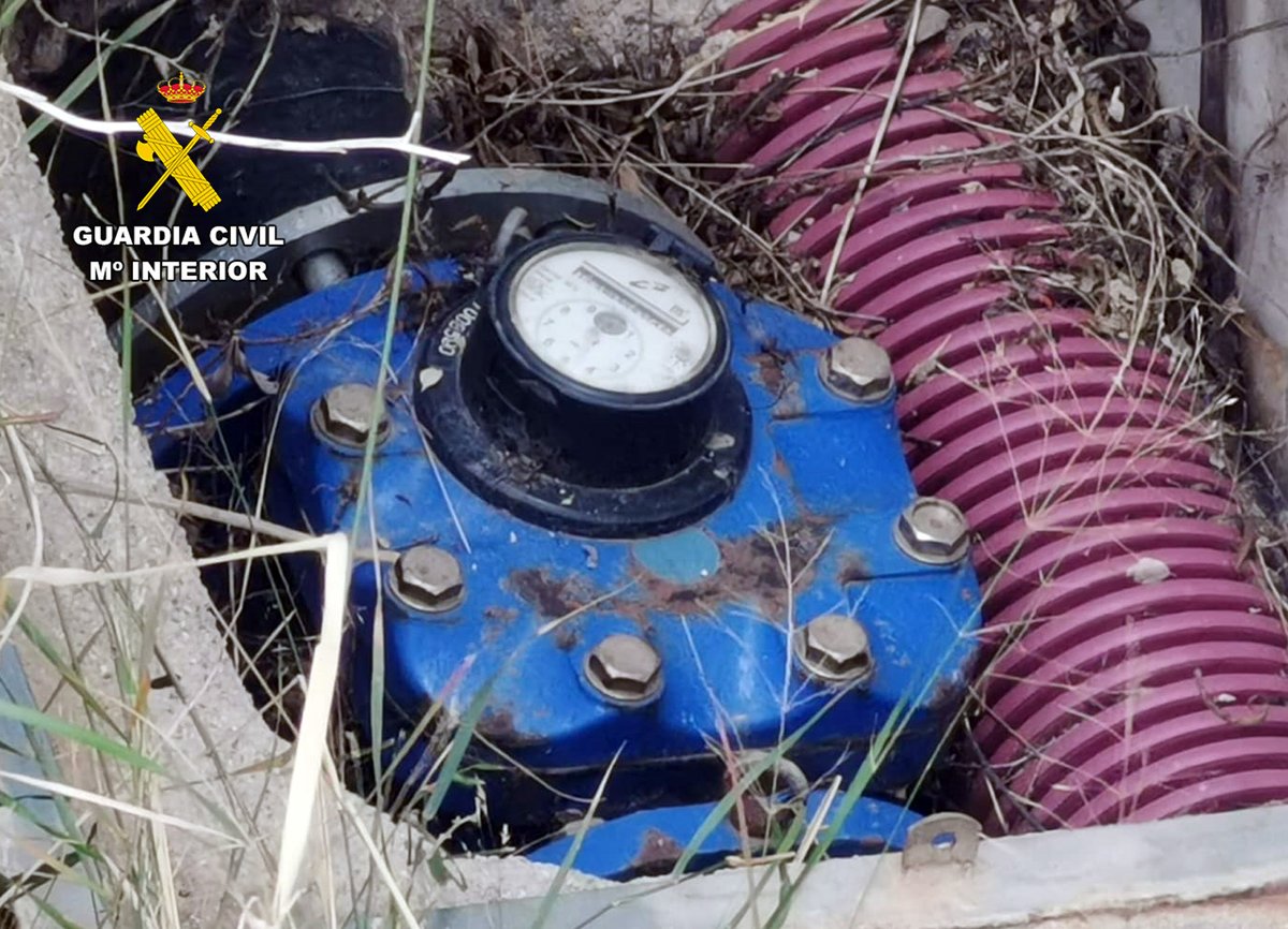 🔴La Guardia Civil investiga a un empresario de la Región de Murcia por sustraer agua de pozos ilegales para regar un campo de golf de un resort. 
Se calculan 65 millones € en daños ambientales.
📷G.C.