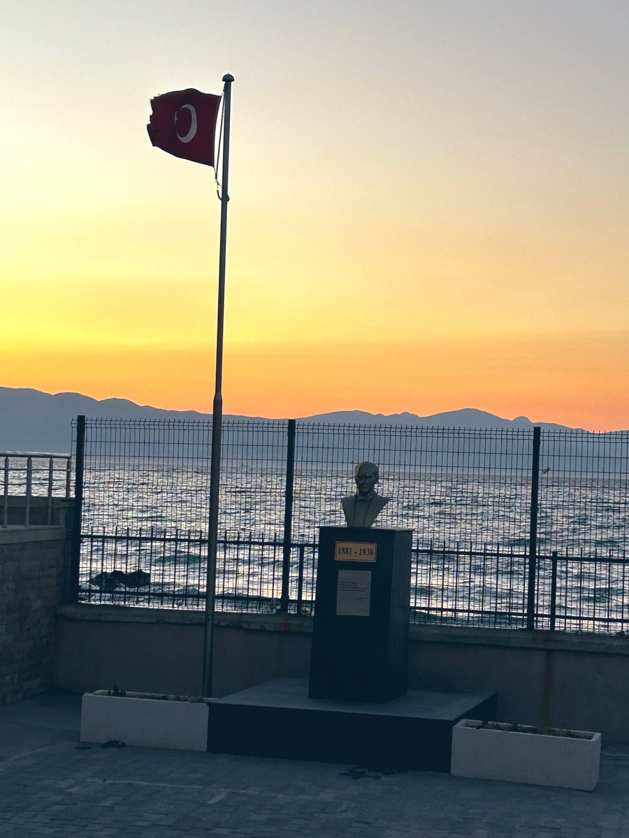 TR_Besyo's tweet photo. İzmir Çeşme'de bulunan bir ilkokul. https://t.co/RZXTHekBR5